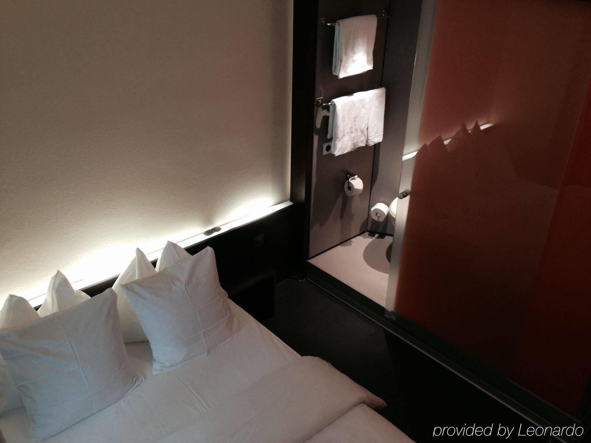 easyHotel Zürich City Centre Exterior foto