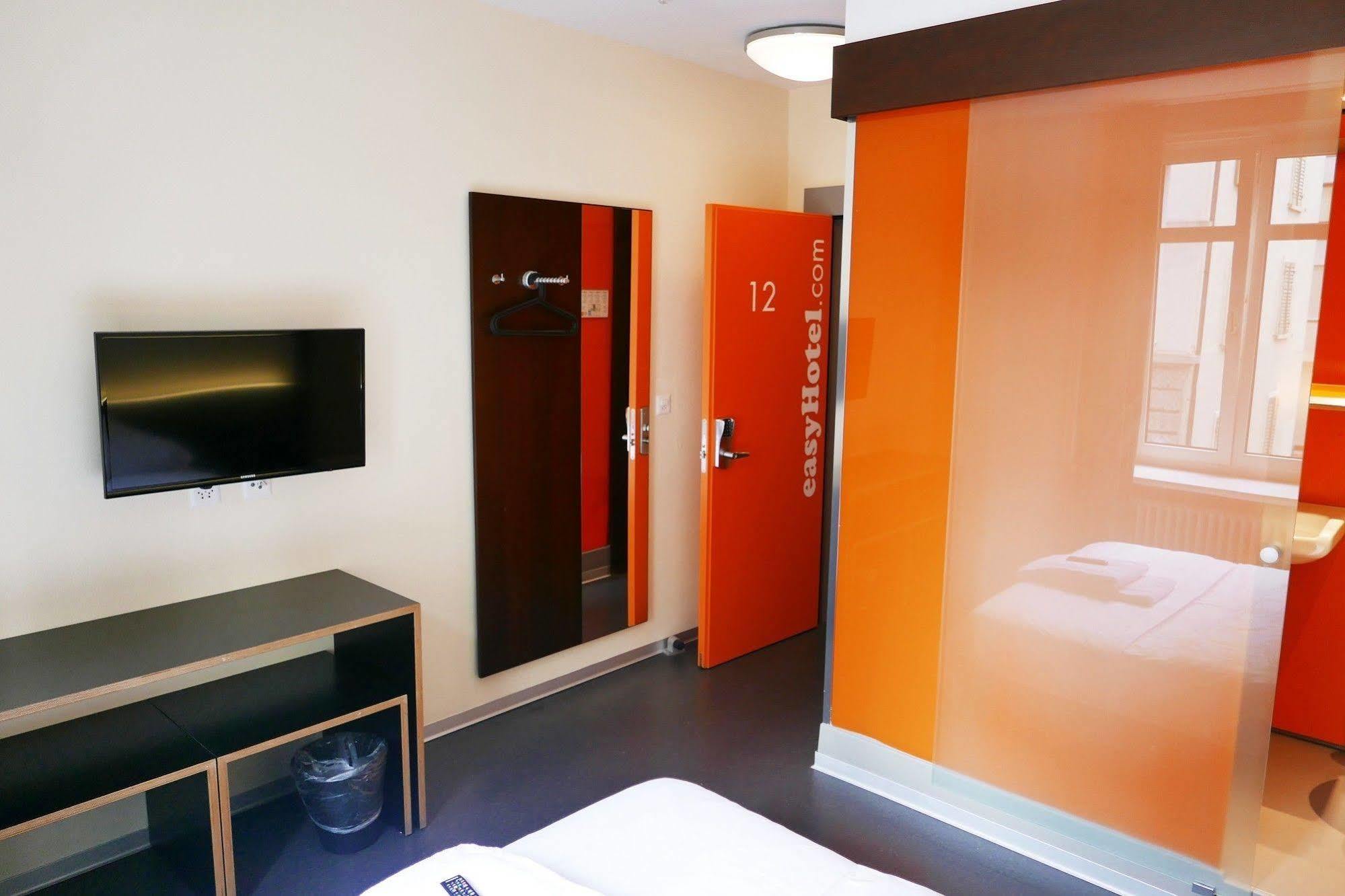 easyHotel Zürich City Centre Exterior foto