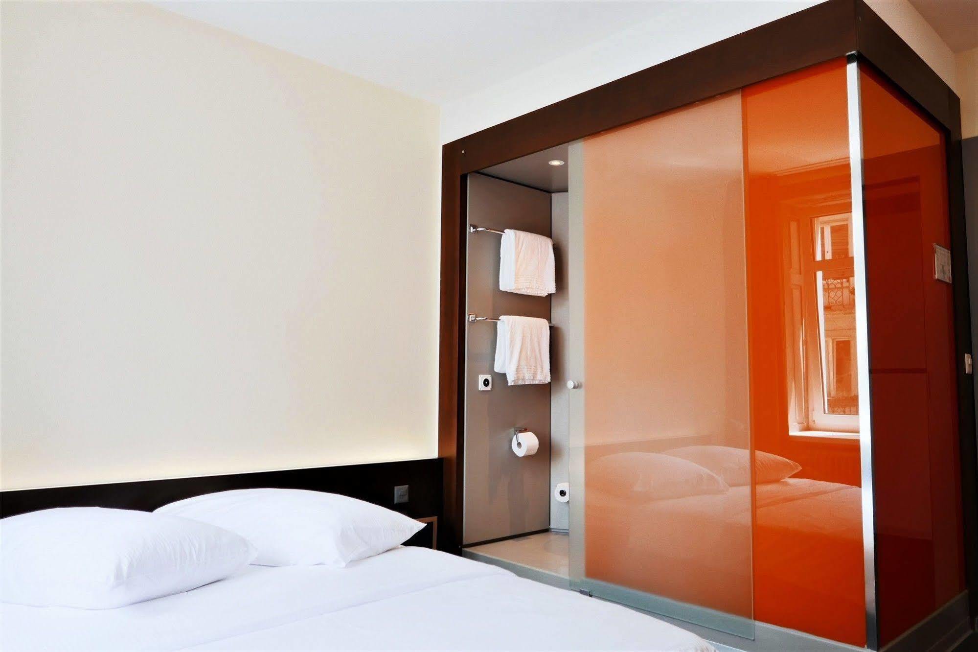 easyHotel Zürich City Centre Exterior foto