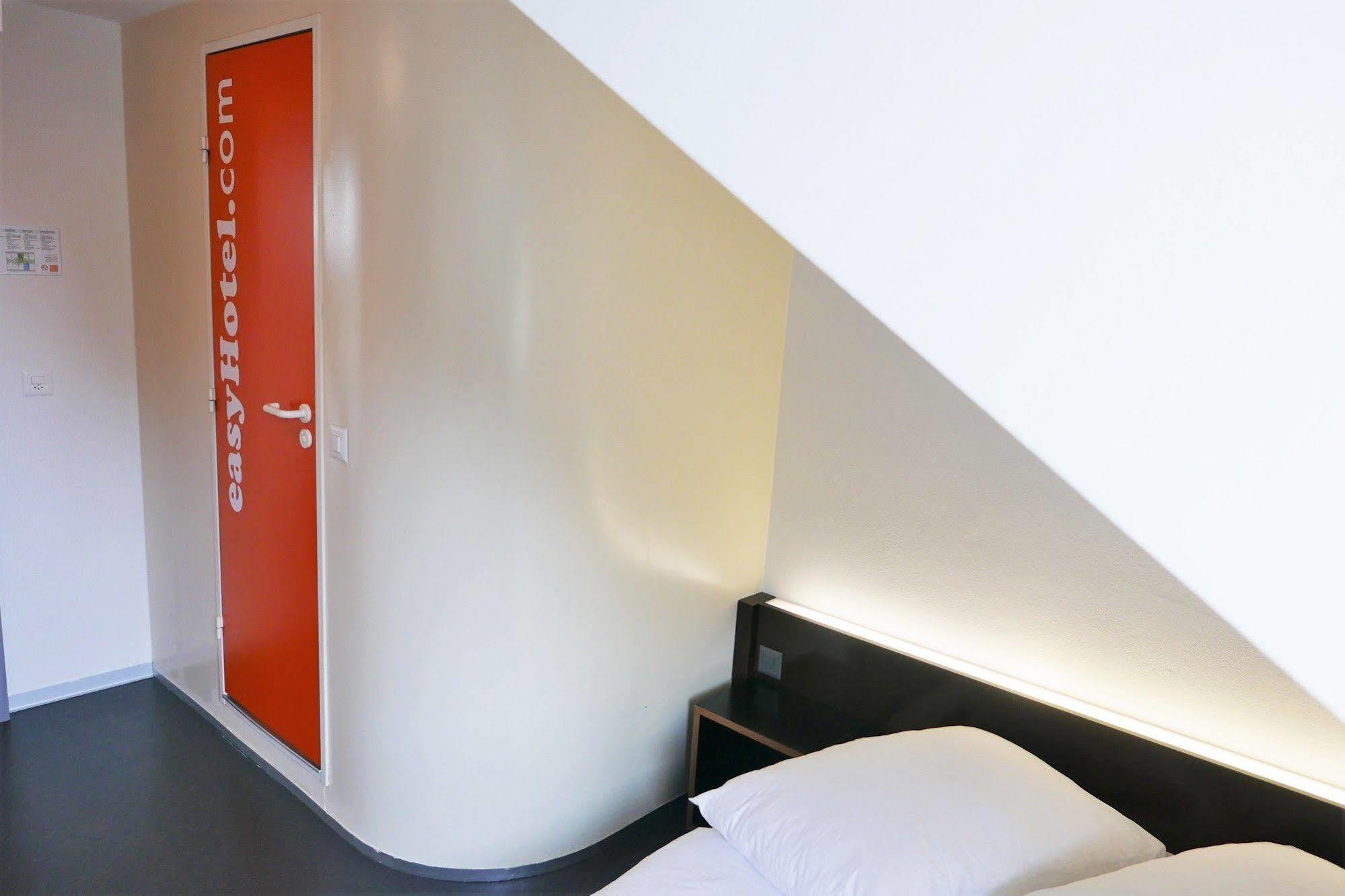 easyHotel Zürich City Centre Exterior foto