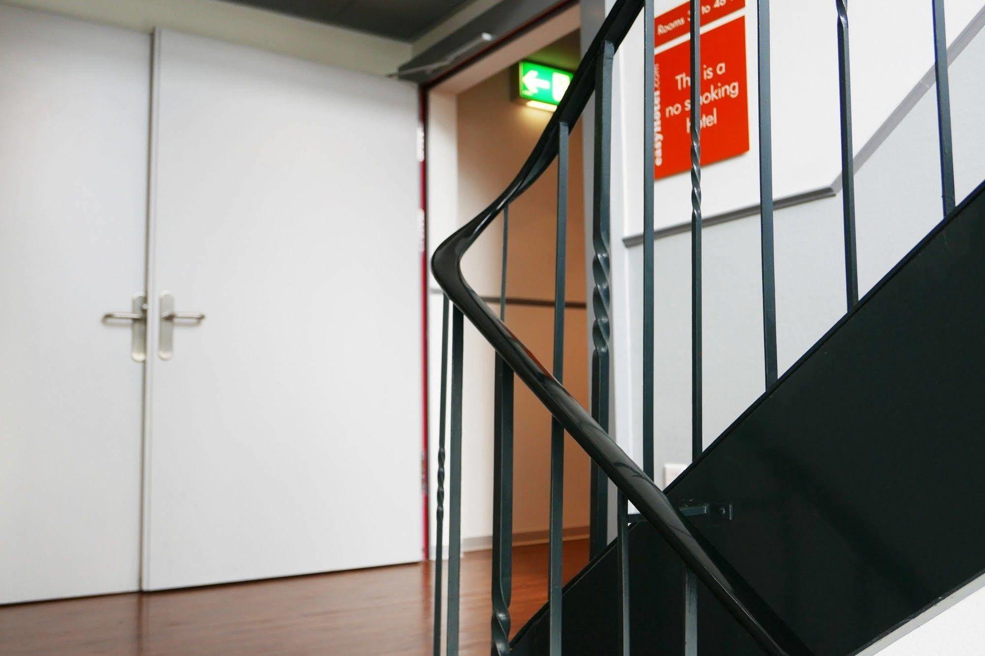 easyHotel Zürich City Centre Exterior foto